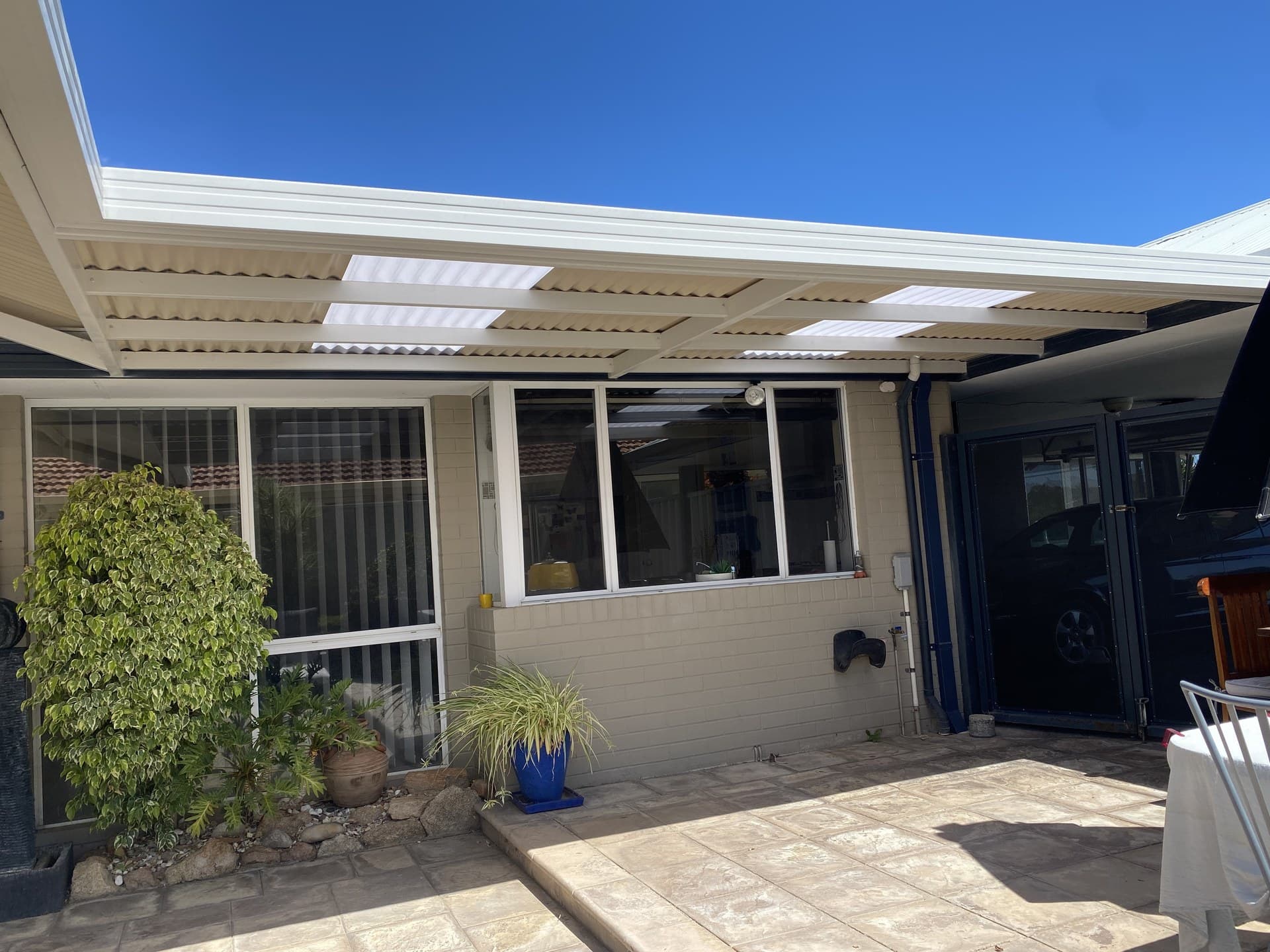 Flat roof steel patio with clean lines attached to a Perth residential home